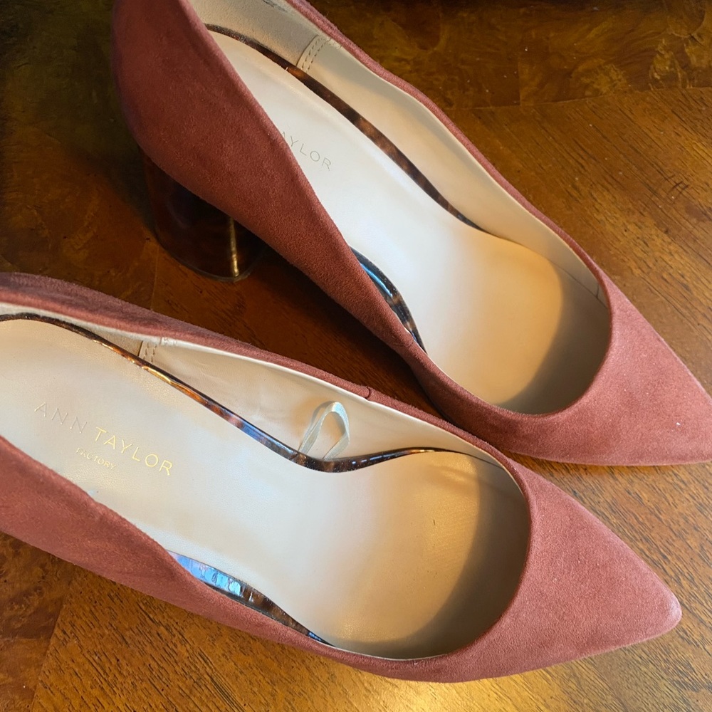 Comfortable rust color shoes with a beautiful tortoise color stacked heel.